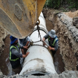 Realizan trabajos para mejorar pasos de agua en la carretera que divide al Fraccionamiento Ciénaga 2,000 con la Ciénaga de Progreso