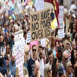 «No tienen poder sobre nosotros»: La BBC guarda silencio tras masiva marcha por la libertad en Londres