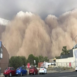 Clima extremo: granizo, inundaciones y polvo golpean a Australia en medio de incendios forestales