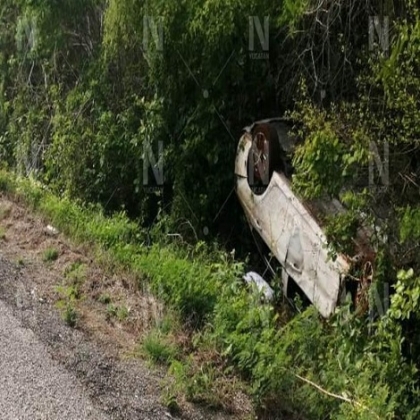 Auto se vuelca en la Mérida- Cancún; hay tres lesionados, entre ellos un niño