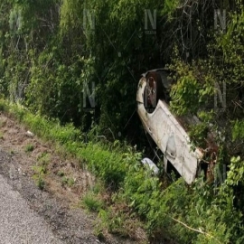 Auto se vuelca en la Mérida- Cancún; hay tres lesionados, entre ellos un niño