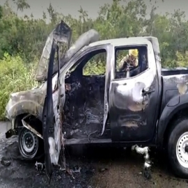 Llamas consume camioneta en la Mérida-Progreso